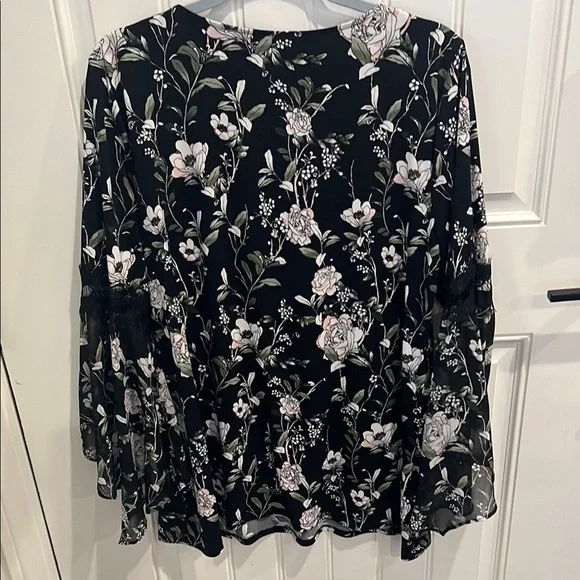 Alfani Large Graphic Floral flowy Flutter Sleeve BOHO Blouse in Black - Picture 6 of 8